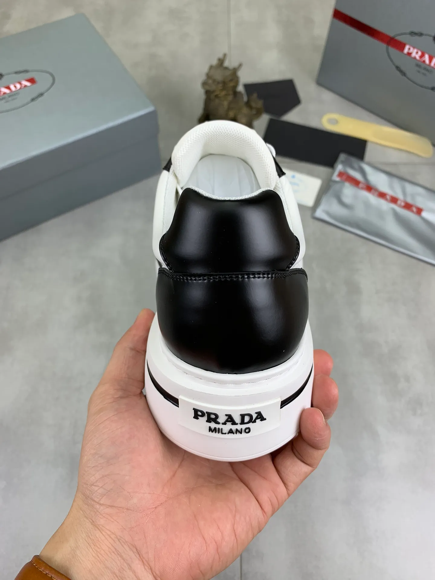 Men's shoes 💰P580 new (higher version) new models are available at PRADA counters simultaneously, new men's shoes, 😘 fabrics are selected from original calfskin. First layer of imported silk cowhide lining. The original version is awesome! 👍🏿Original open-molded non-slip PU outsole, with exquisite lines, simple and elegant, super comfortable and classy on foot, suitable for leisure travel. Code number: 38 to 44 (45 customized) 4️⃣ colors available